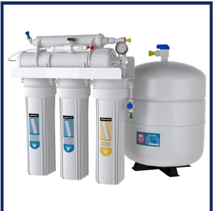 Reverse osmosis system with storage tank